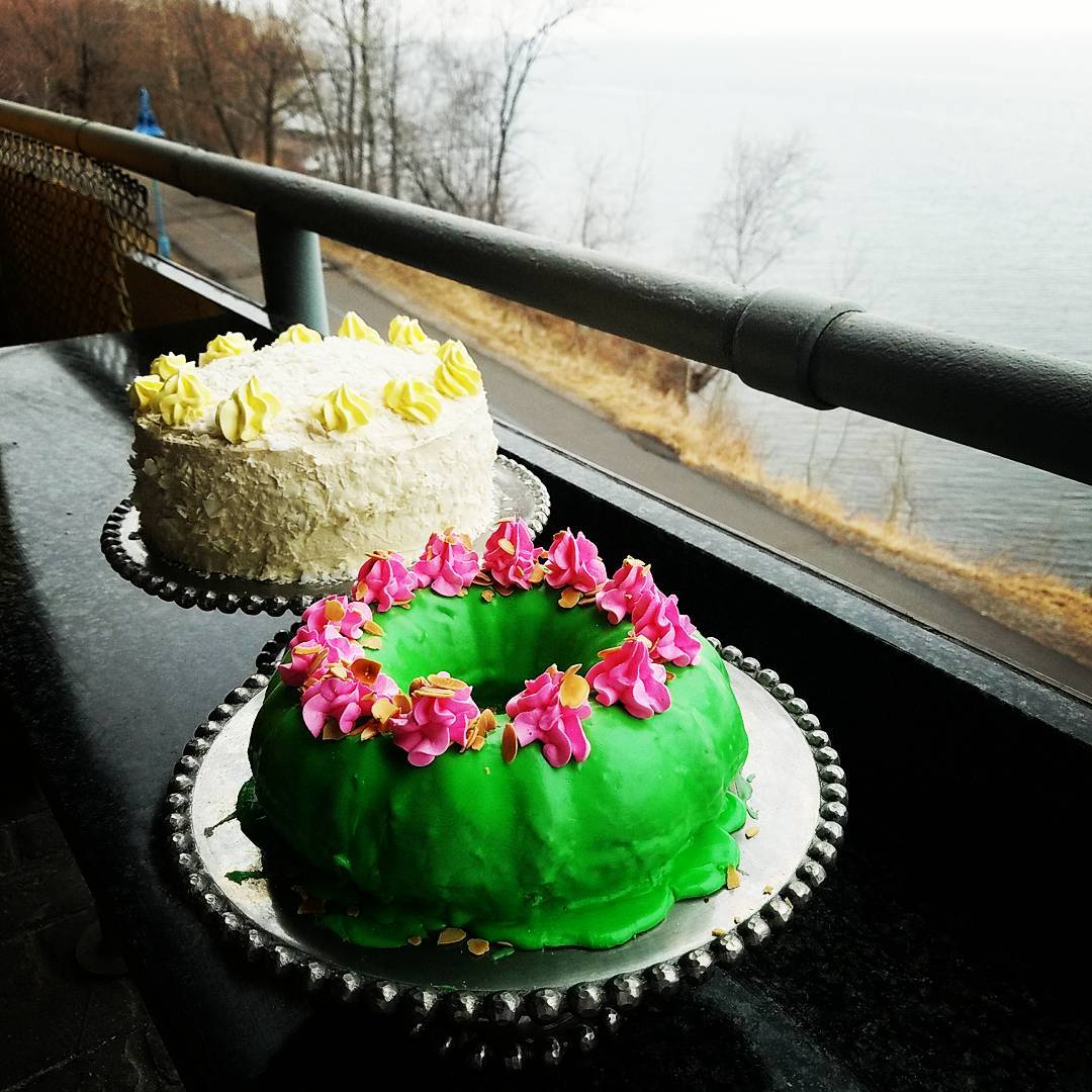 Va Bene Instagram Photo: @vabenecaffe It's possible I was a little heavy handed with the colors today, but doggone it, it was pretty gray out my window. #greenismyfavoritecolor #grayday #whereisthesun #buttercream #cake